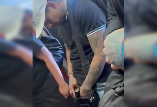 VIDEO: Sujeto armado enseñó una pistola en el Metro y policías no hicieron nada