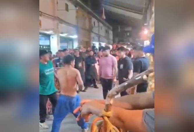 VIDEO: Diableros y comerciantes arman batalla campal en la Central de Abastos