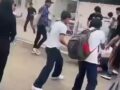VIDEO: Chavos de secundaria dan golpiza a padres de familia durante pelea campal