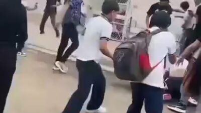 VIDEO: Chavos de secundaria dan golpiza a padres de familia durante pelea campal