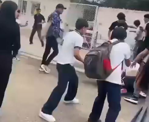 VIDEO: Chavos de secundaria dan golpiza a padres de familia durante pelea campal