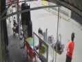 VIDEO: Chofer de camión derriba a abuelito que bajaba por la puerta trasera