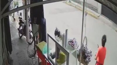 VIDEO: Chofer de camión derriba a abuelito que bajaba por la puerta trasera