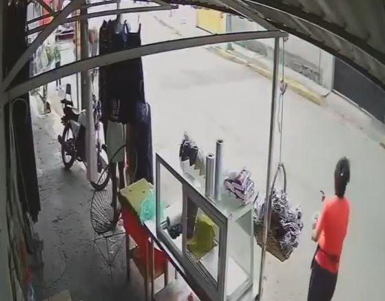 VIDEO: Chofer de camión derriba a abuelito que bajaba por la puerta trasera