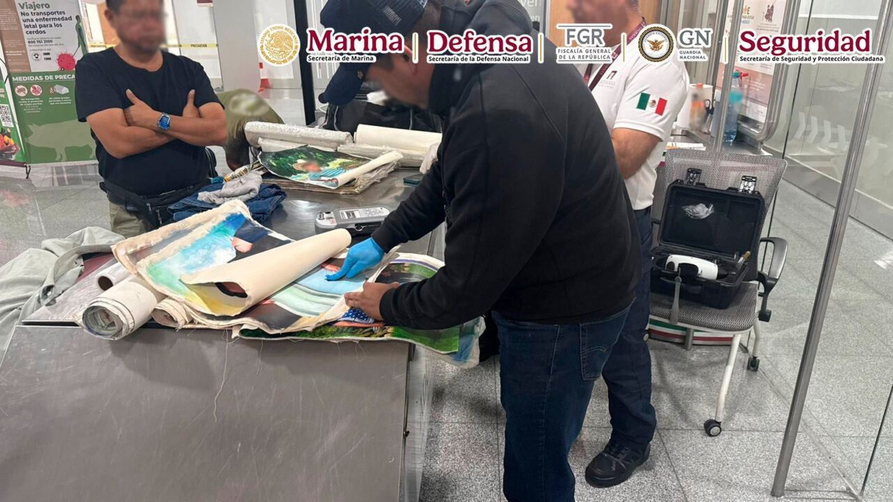 DE PELÍCULA: Extranjero quería volar con muchos lienzos con ‘coca’ pegada a la pintura