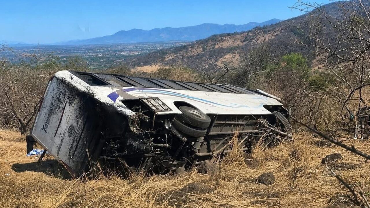 ÚLTIMA HORA: Nueve muertos y 25 heridos deja volcadura de un camión de pasajeros