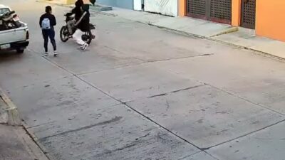 VIDEO: Jovencita grita mientras asaltantes en moto se llevan sus pertenencias