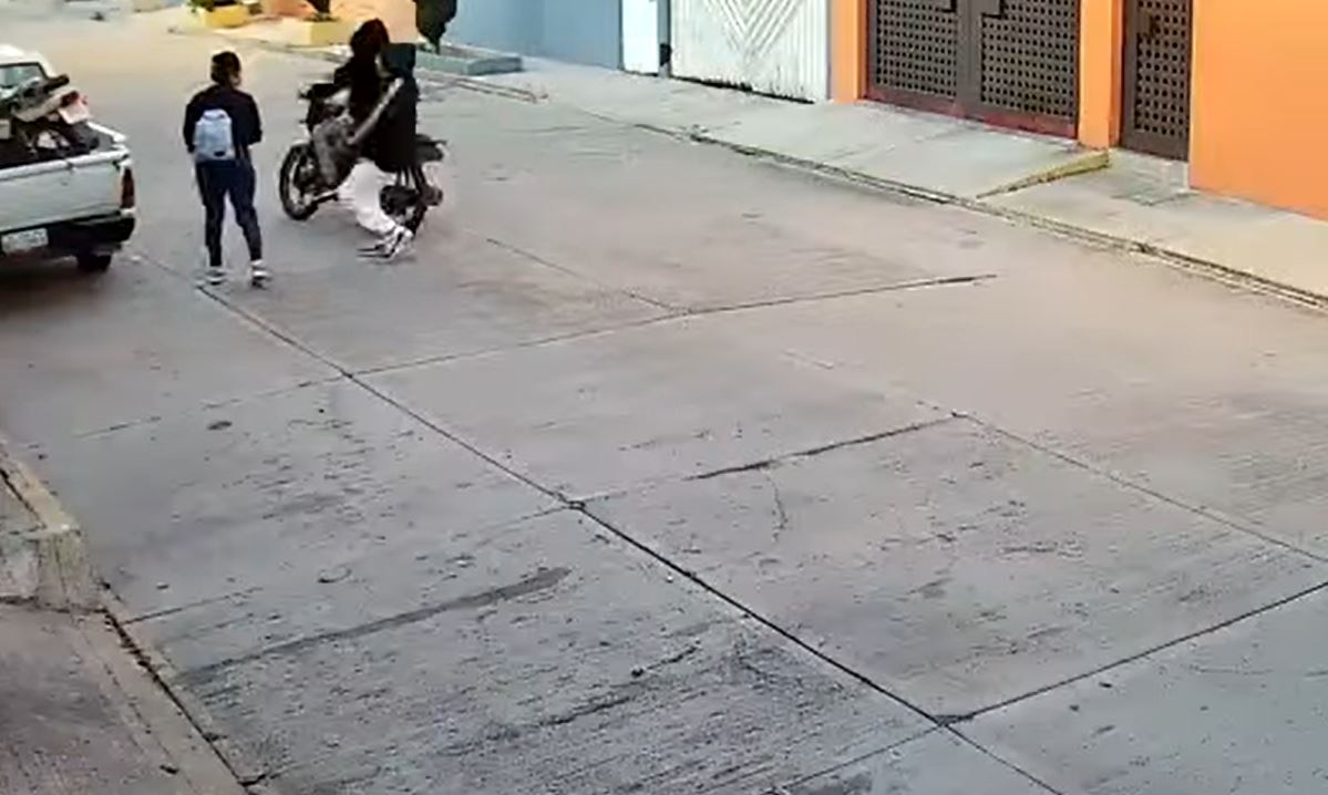 VIDEO: Jovencita grita mientras asaltantes en moto se llevan sus pertenencias