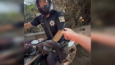 VIDEO. Policía ‘patito’ en moto particular extorsiona a conductores en Edomex