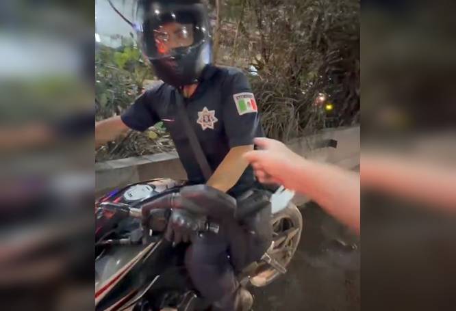 VIDEO. Policía ‘patito’ en moto particular extorsiona a conductores en Edomex