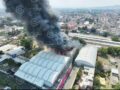VIDEO. Bodega en llamas y enormes columnas de humo causan movilización y pánico