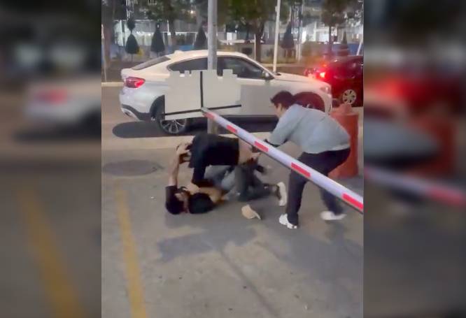 VIDEO: Juniors borrachos arman su ‘club de la pelea’ afuera de un antro