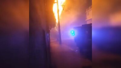 VIDEO: Corto en un transformador provoca fuerte incendio en un enorme pino