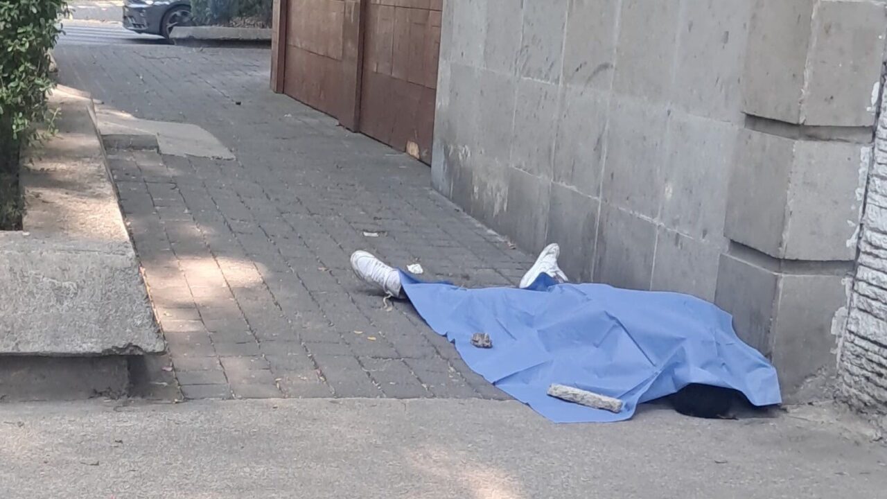 MISTERIO: Hombre joven caminaba solo en la banqueta y muere en un instante