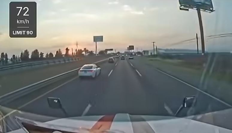 VIDEO. Policías paran a traileros para ‘revisión’ y segundos después criminales los secuestran