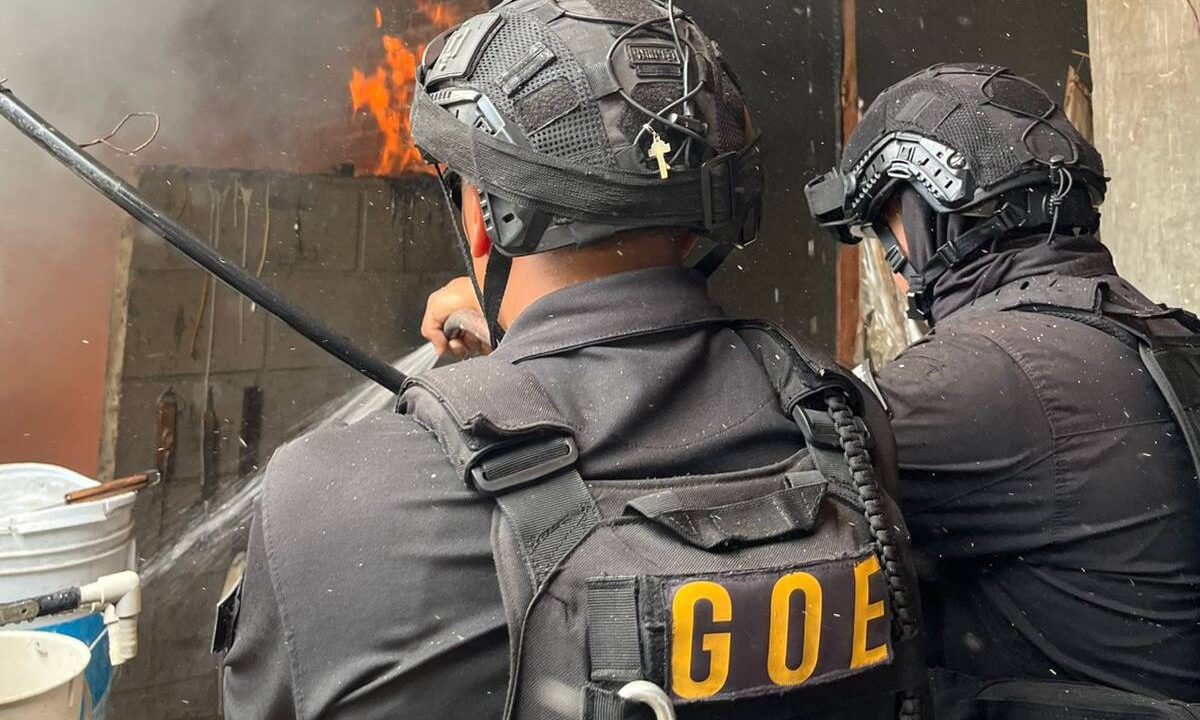 VIDEO: Policías arriesgan sus vidas y rescatan a un abuelito atrapado en un incendio