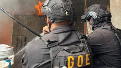 VIDEO: Policías arriesgan sus vidas y rescatan a un abuelito atrapado en un incendio