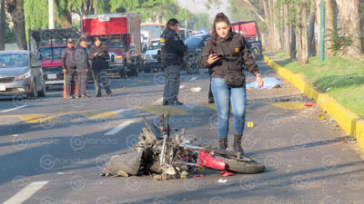 COBARDE. Conductor de Mazda mata a motociclista identificado como Ángel y se da a la fuga