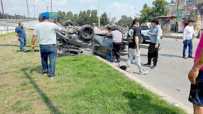 TRAGEDIA. Hombre que conducía un automóvil muere al quedar incrustado en la barra de contención