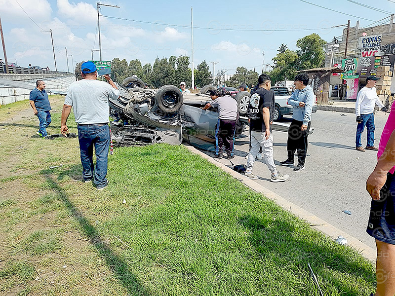 TRAGEDIA. Hombre que conducía un automóvil muere al quedar incrustado en la barra de contención