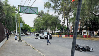 FATAL. Joven conducía una motocicleta a exceso de velocidad y muere al chocar con una jardinera