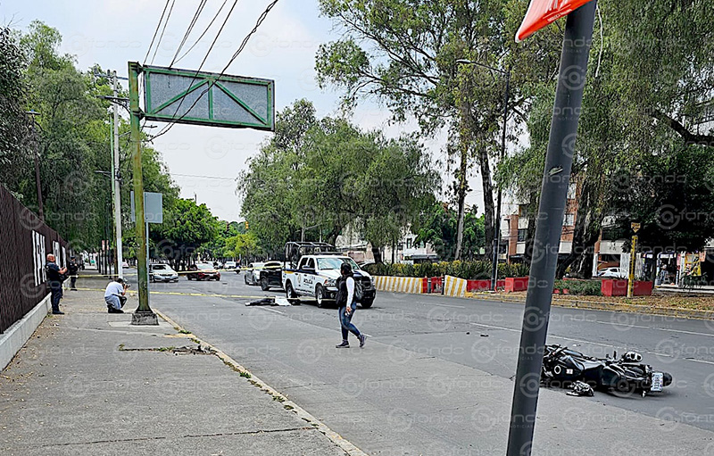 FATAL. Joven conducía una motocicleta a exceso de velocidad y muere al chocar con una jardinera