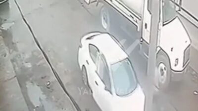 VIDEO: Sujeto celoso sigue a su esposa en un taxi y le da una golpiza al verla con otro hombre