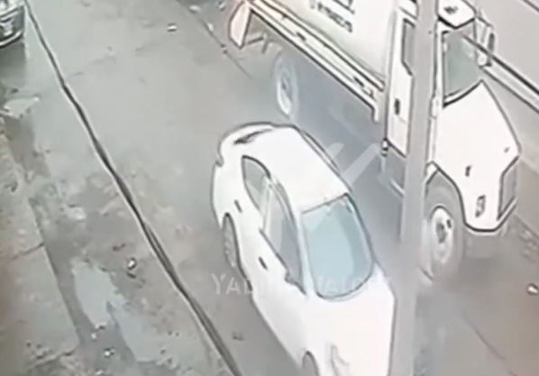 VIDEO: Sujeto celoso sigue a su esposa en un taxi y le da una golpiza al verla con otro hombre