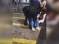 VIDEO: ‘¡No te lo puedes llevar!’; joven intenta defender a su novio ratero afuera del Metro