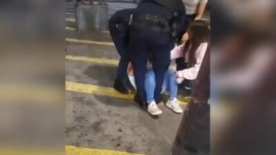 VIDEO: ‘¡No te lo puedes llevar!’; joven intenta defender a su novio ratero afuera del Metro
