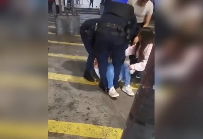 VIDEO: ‘¡No te lo puedes llevar!’; joven intenta defender a su novio ratero afuera del Metro