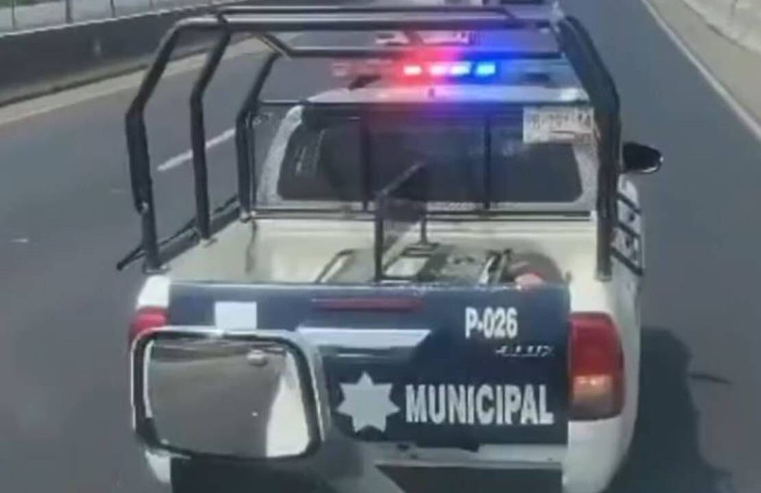 VIDEO: Policías municipales invaden autopista para amedrentar a un trailero