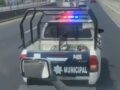 VIDEO: Policías municipales invaden autopista para amedrentar a un trailero