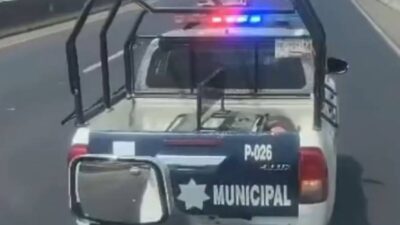 VIDEO: Policías municipales invaden autopista para amedrentar a un trailero