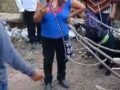 VIDEO. Pobladores casi linchan a mujeres por bañar a su perro y realizar ritual en un manantial