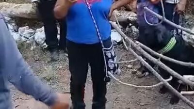 VIDEO. Pobladores casi linchan a mujeres por bañar a su perro y realizar ritual en un manantial