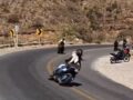 VIDEO: Pareja en moto invade el carril contrario y se estrellan contra otro biker