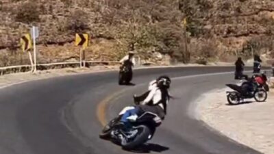 VIDEO: Pareja en moto invade el carril contrario y se estrellan contra otro biker