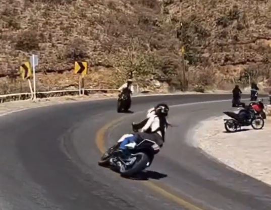 VIDEO: Pareja en moto invade el carril contrario y se estrellan contra otro biker