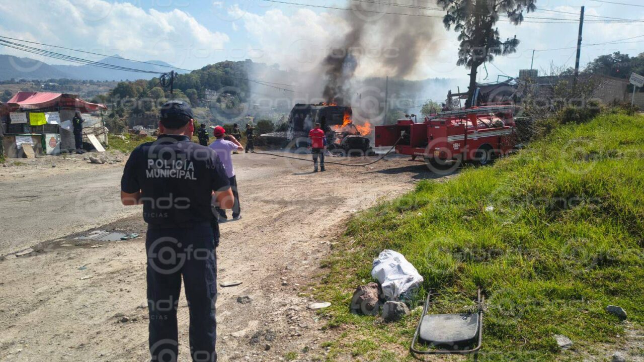 FURIOSOS. Vecinos incendian camión de basura; exigen cerrar el relleno sanitario
