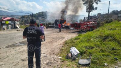 FURIOSOS. Vecinos incendian camión de basura; exigen cerrar el relleno sanitario