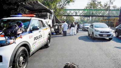 TERRIBLE. Vehículo avienta a motociclista que muere al caer bajo las llantas de un camión materialista