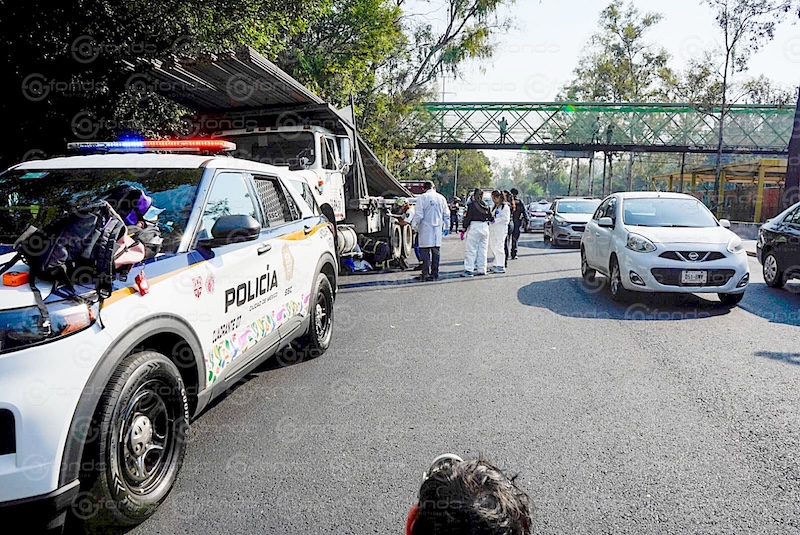 TERRIBLE. Vehículo avienta a motociclista que muere al caer bajo las llantas de un camión materialista