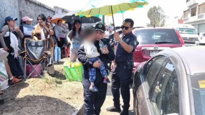 VIDEO: Mujer deja encerrado a su bebé en el auto mientras compraba boletos para ‘El Buki’