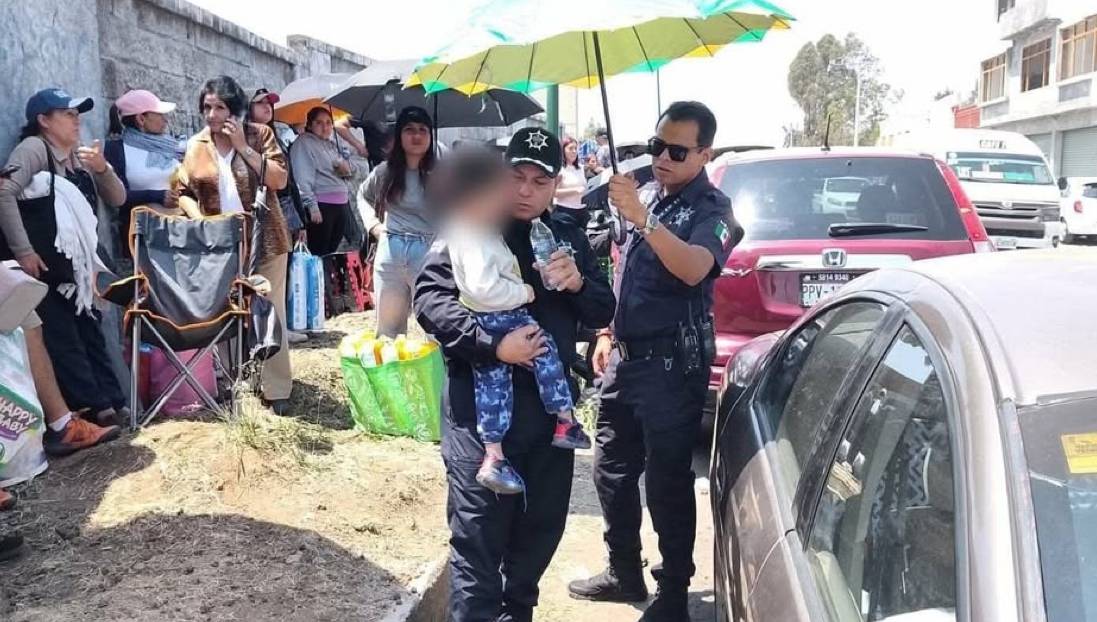 VIDEO: Mujer deja encerrado a su bebé en el auto mientras compraba boletos para ‘El Buki’