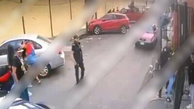 VIDEO: Difunden momento en que policía abate a un sujeto que lo golpeaba