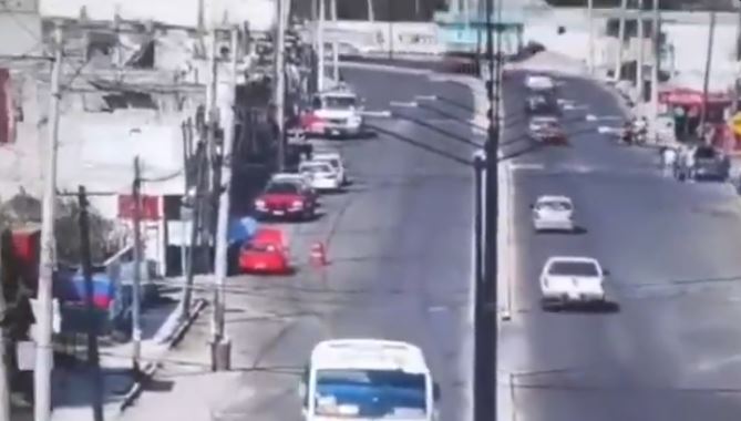 VIDEO: Familia con una niña iban en moto y son arrollados por una camioneta