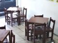 VIDEO: Asaltantes con cascos amenazan a clientes y empleadas de una fonda