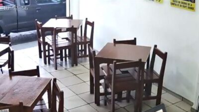 VIDEO: Asaltantes con cascos amenazan a clientes y empleadas de una fonda