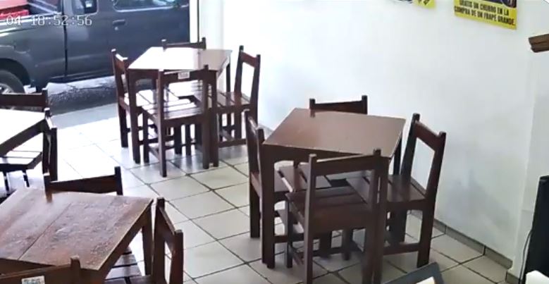 VIDEO: Asaltantes con cascos amenazan a clientes y empleadas de una fonda